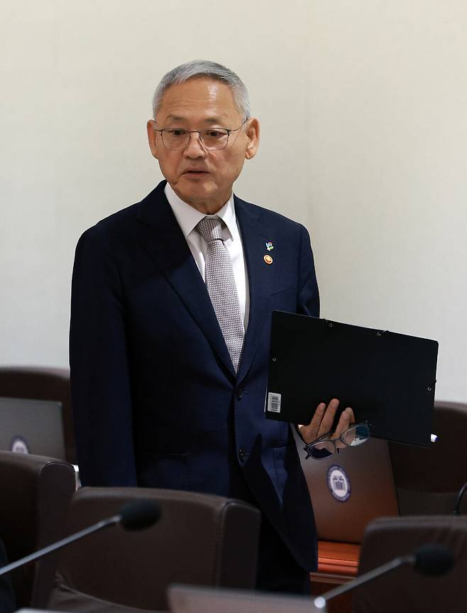 유인촌 문화체육관광부 장관이 2025년 6월5일 서울 용산 대통령실 청사에서 열린 국무회의에 참석하고 있다. 대통령실사진기자단