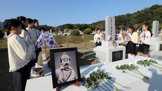 홍범도 장군 묘역에서