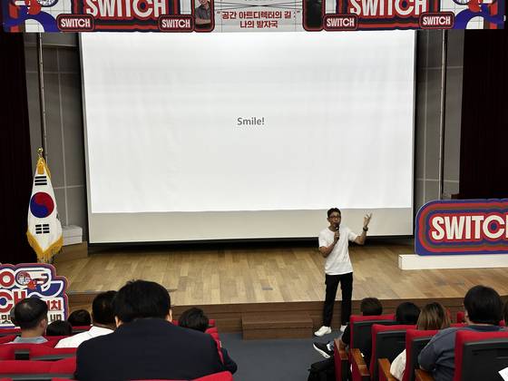 김태훈 팝 칼럼니스트가 지난 26일 제주웰컴센터 1층 웰컴홀에서 ‘인생은 직업보다 위대하다’는 주제와 제목의 특강을 하고 있다. 최충일 기자