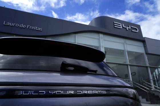 지난 3월 브라질 바이아주 카마카리 포드 대리점과 같은 건물에 문을 연 BYD 자동차 대리점에 "꿈을 이루세요"라는 문구가 적힌 차량이 놓있다. AP=연합뉴스