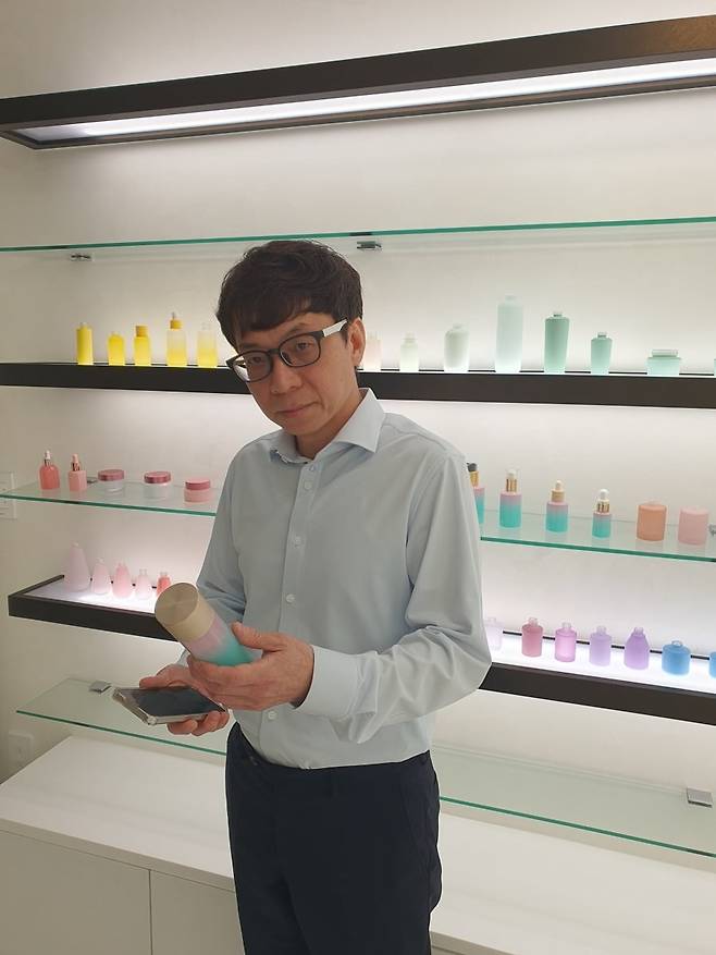 진재호 팀장이 다양한 코팅 사양에 대해 설명 중이다. 안성=윤현주 기자