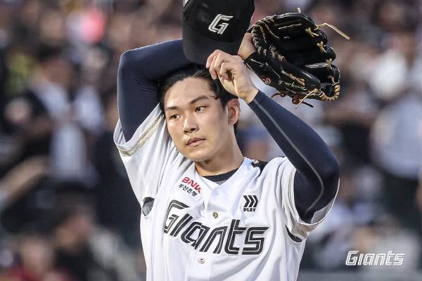 지난 28일 KT와 3연전 두 번째 경기에서 선발 투수에 이어 마운드에 오른 롯데 홍민기가 땀을 닦고 있다. 롯데 자이언츠 제공