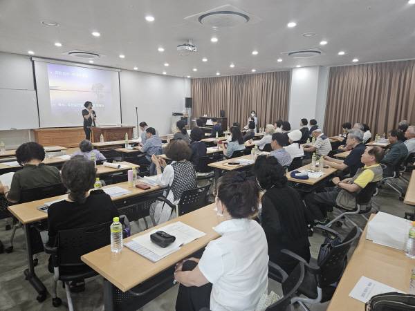 지난 6월 28일 부산 금정구 범어사 선문화교육관에서 2025 부산 시조 세미나가 열린 가운데 최성아 부산시조시인협회장이 인사말을 하고 있다.