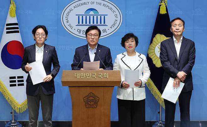 국회 예산결산특별위원회 소속 조지연·박형수·조배숙·김기웅 국민의힘 의원(왼쪽부터)이 29일 서울 국회 소통관에서 더불어민주당의 독단적 예결위 운영을 규탄하는 기자회견을 하고 있다. 연합뉴스