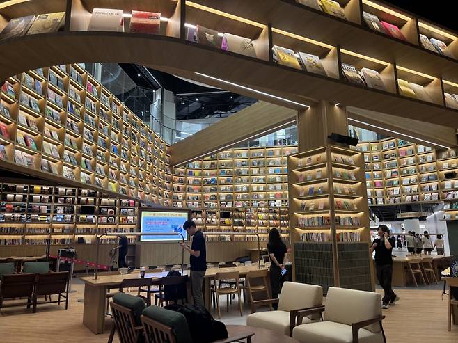 스타필드마켓 1층 입구 앞에 조성된 북 그라운드 공간. /사진=하수민기자