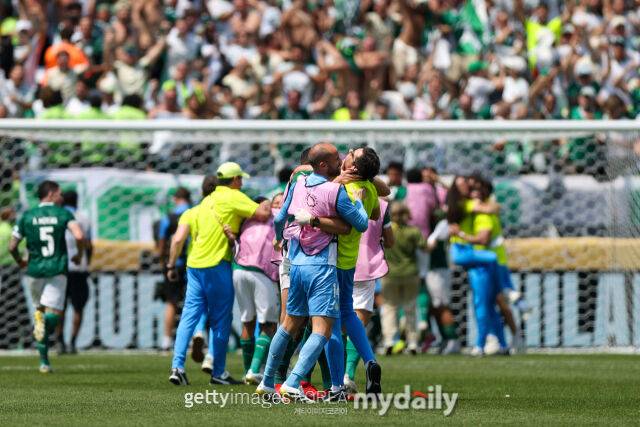 파우메이라스 선수들이 29일 보타포구를 꺾고 8강 진출을 성공한 후 함께 기뻐하고 있다. /게티이미지코리아