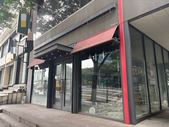 양재역 4번출구 앞 한 프랜차이즈 커피숍도 공실 상태로 영업이 중단된 모습. 정주원 기자