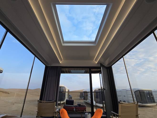 유리호텔의 내부에 누웠을때 모습. 붉은 덧신은 신발에 모래가 끼지 않도록 신는다.