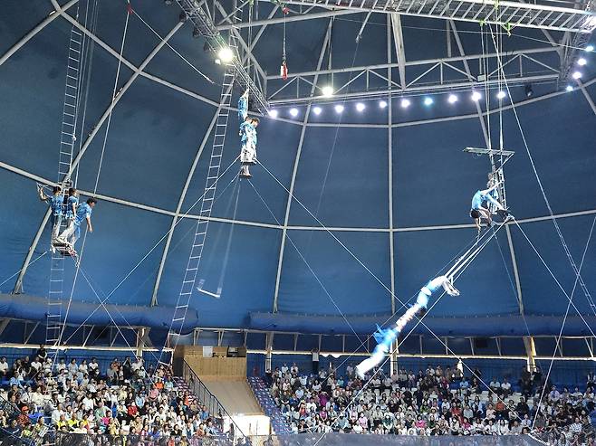 내몽고 서커스단은 태양의 서커스 프로그램도 한다. 그럼에도 동춘서커스단을 연상케 하는 레트로 버전의 연기도 여전히 벌여 친근감을 더한다.