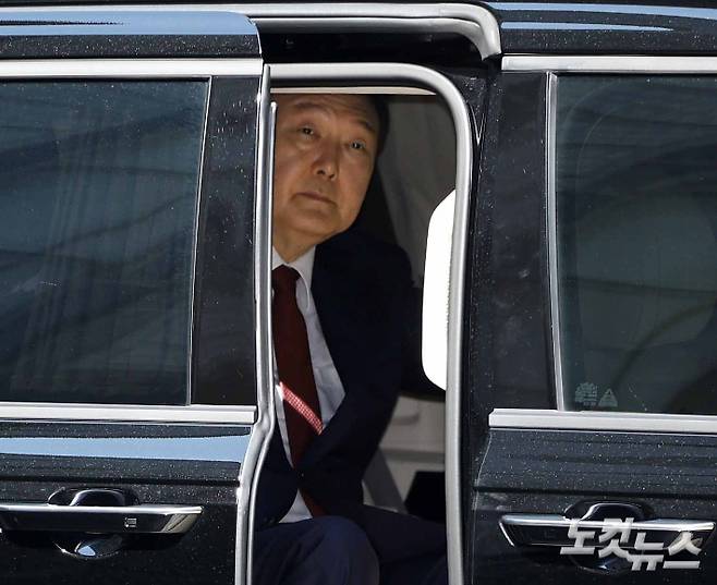 윤석열 전 대통령이 23일 오전 서울 서초구 서울중앙지방법원에서 내란 우두머리 혐의 사건 8차 공판에 출석하고 있다. 사진공동취재단