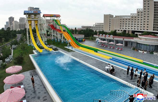 북한의 대형 해변 리조트 단지인 강원도 원산 ‘갈마해안관광지구’ 워터파크 모습. 조선중앙통신·연합뉴스