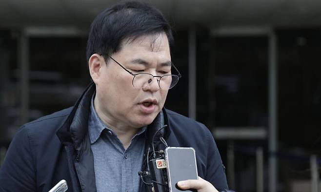 유동규 전 성남도시개발공사 기획본부장이 2월 6일 서울 서초구 서울고등법원에서 열린 정치자금법 위반·뇌물 혐의 항소심 선고 공판에서 무죄를 선고받은 뒤 취재진 질문에 답변하고 있는 모습. 뉴시스