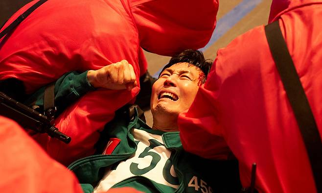 ‘오징어 게임3’에서 반란에 실패하고 살아남은 ‘기훈’(이정재)은 죄책감과 분노 속에서 죽음의 게임을 이어나간다. 넷플릭스 제공