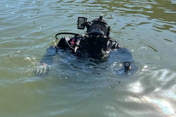 24일(현지시간) 폭스4뉴스와 뉴욕포스트에 따르면 미국 텍사스주의 한 여성은 20일 결혼하면서 물려받은 105년 된 다이아몬드 반지를 거대호수에 빠뜨렸다가 잠수부 도움으로 극적 회수했다. 사진은 반지를 건져낸 전문 잠수부. 2025.6.24 페이스북