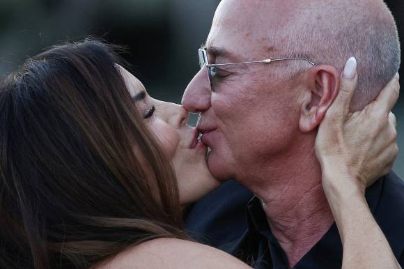 아마존 창업자 제프 베이조스와 그의 아내 로런 산체스 베이조스가 이탈리아 베네치아 결혼식 3일째인 28일(현지시간) 아만 호텔을 나서며 키스를 나누고 있다. 2025.6.28 베네치아 로이터 연합뉴스