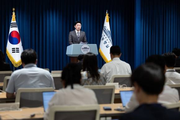 강훈식 대통령비서실장이 29일 용산 대통령실에서 기획재정부와 법무부, 행정안전부 장관 후보자를 포함해 6개 부처 장관 후보자 등 인선 브리핑을 하고 있다. 뉴스1