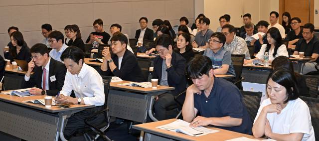지난 12일 서울 중구 대한상공회의소에서 서울경제신문과 법무법인 광장이 공동 개최한 ‘누구를 위한 상법 개정인가 세미나에서 참석자들이 강연을 경청하고 있다. 조태형 기자