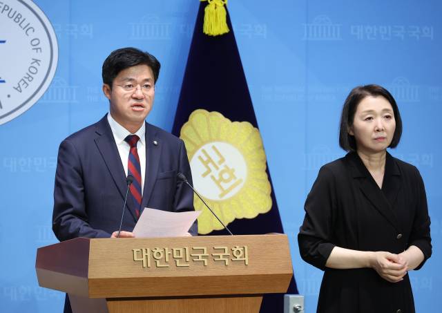 더불어민주당 박상혁 수석대변인이 26일 서울 여의도 국회 소통관에서 '정치검찰 조작 기소 진상규명을 위한 TF' 발족 관련 브리핑을 하고 있다. 연합뉴스