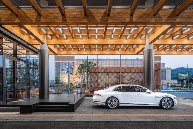 ‘제네시스청주’ 1층 시승 라운지 전경. ?1층에는 60m 길이로 길게 드리워진 나무 캐노피가 고객을 맞이하고 배웅한다. 사진 제공=제네시스