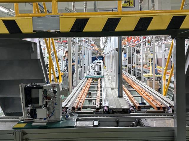 27일 방문한 교원웰스 공장에서 ‘슬림원 냉온정수기’가 제작되고 있다.