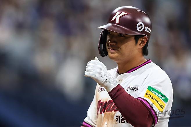 키움 이주형(58번)이 29일 고척 삼성전 안타 후 세리머니 하고 있다. 키움 히어로즈 제공