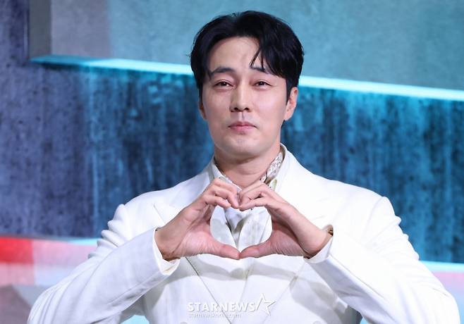 (서울=뉴스1) 권현진 기자 = 배우 소지섭이 5일 오전 서울 중구 장충로 앰버서더 서울 풀만 호텔에서 열린 넷플릭스 '광장' 제작발표회에 참석해 포즈를 취하고 있다. ‘광장’은 스스로 아킬레스건을 자르고 광장 세계를 떠났던 남기준(소지섭)이 조직의 2인자였던 동생 남기석(이준혁)의 죽음으로 11년 만에 돌아와 복수를 위해 그 배후를 파헤치는 누아르 액션으로 오는 6일 첫 공개 예정이다. 2025.6.5/뉴스1 Copyright (C) 뉴스1. All rights reserved. 무단 전재 및 재배포, AI학습 이용 금지. /사진=(서울=뉴스1) 권현진 기자