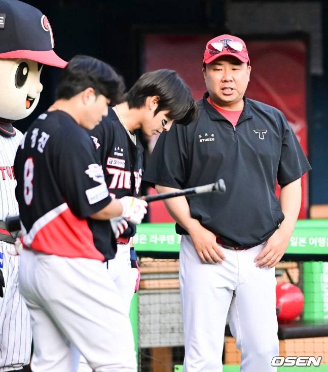 이범호 감독(오른쪽)이 이창진(왼쪽)과 박찬호(왼쪼겡서 2번째)에게 대화를 나누고 있다.