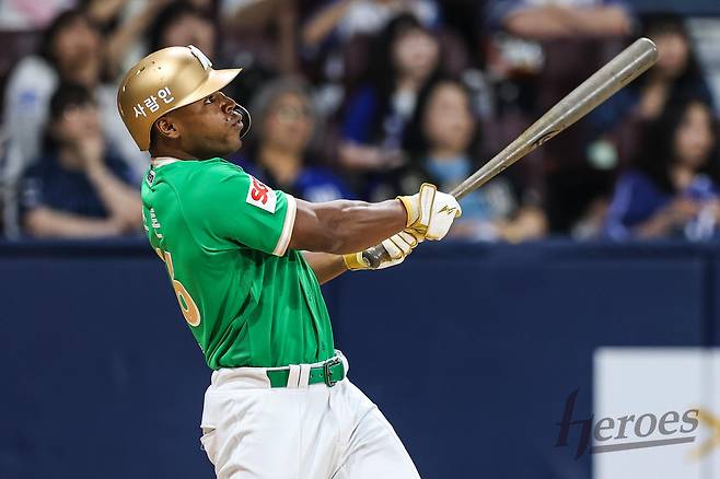 28일 오후 서울 구로구 고척스카이돔에서 열린 2025 신한 SOL Bank KBO리그 삼성 라이온즈와 키움 히어로즈의 경기, 키움 스톤 개릿이 5회말 자신의 KBO리그 데뷔 첫 홈런을 그랜드슬램으로 장식했다. 키움 히어로즈