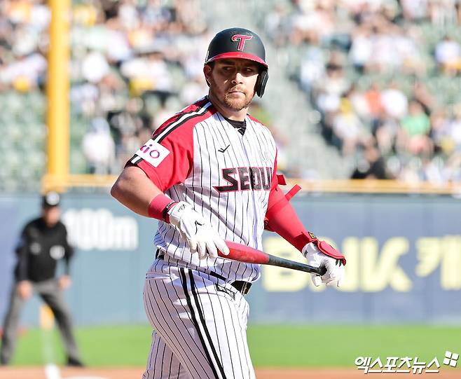 22일 오후 서울 송파구 잠실야구장에서 열린 '2025 신한 SOL Bank KBO리그' 두산 베어스와 LG 트윈스의 경기, 1회말 무사 2루 LG 오스틴이 볼넷으로 출루하고 있다. 엑스포츠뉴스 DB