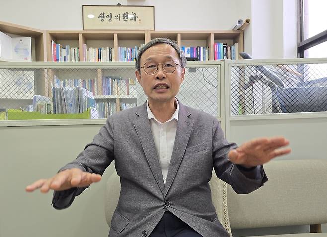 하상훈 생명의전화 원장 (서울=연합뉴스) 이세원 기자 = 26일 오후 서울 성북구 소재 사회복지법인 생명의전화에서 하상훈 원장이 연합뉴스와 인터뷰를 하고 있다.