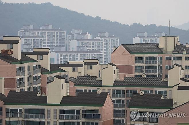 가계부채 관리 방안, '주담대 한도 6억' 극약처방 (서울=연합뉴스) 최재구 기자 = 정부가 27일 발표한 가계부채 관리 강화 방안은 수도권·규제지역 주택담보대출 최대한도를 6억원으로 설정해 과도한 대출을 막고, 실수요가 아닌 경우 대출을 제한하는 데 초점을 맞췄다. 정부가 이날 '초강수' 대출 규제책을 내놓은 것은 서울 강남 아파트값 급등세가 최근 비강남권까지 확산하며 상황이 심상치 않다고 판단했기 때문이다. 사진은 이날 촬영한 서울시 아파트. 2025.6.27 jjaeck9@yna.co.kr