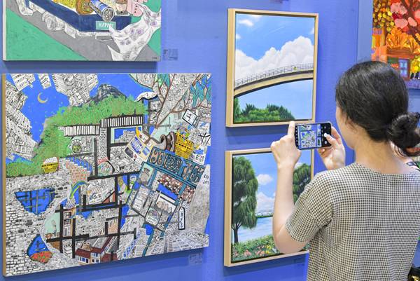 지난 29일 수원특례시 영통구 수원컨벤션센터에서 열린 '2025 화랑미술제 in 수원'을 방문한 시민들이 수문장 수원특별전 부스에서 작품을 감상하고 있다.김태완 기자 lift@kihoilbo.co.kr