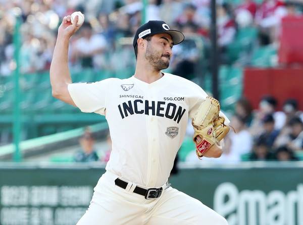 SSG 미치 화이트가 29일 인천 SSG랜더스필드에서 열린 2025 KBO리그 한화와의 3연전에서 투구를 펼치고 있다/SSG 랜더스 제공