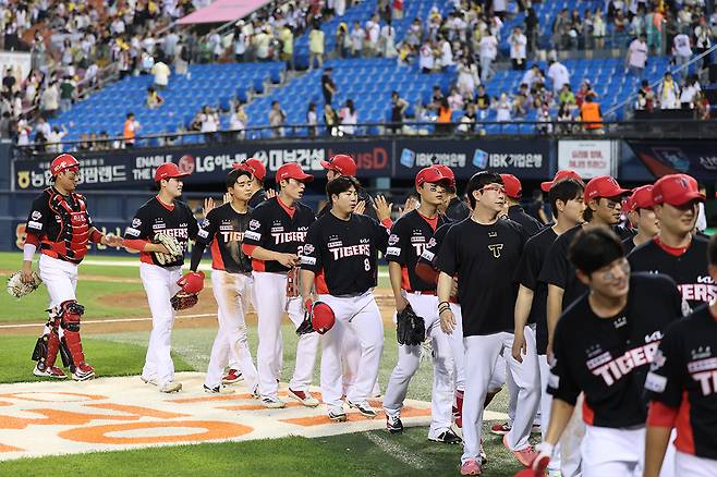 KIA타이거즈 선수들이 29일 서울 잠실야구장에서 열린 \'2025 KBO리그\' LG 트윈스와의 경기에서 승리한 후, 하이파이브를 나누고 있다. /사진=KIA 타이거즈 제공