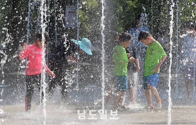 무더위 식혀주는 시원한 분수연일 무더위가 기승을 부리는 가운데 지난 6월 29일 전남 담양군 영산강문화공원 분수대에서 어린이들이 물놀이하며 더위를 식히고 있다. /임문철 기자 35mm@namdonews.com