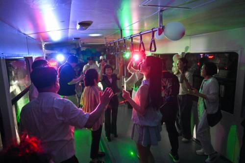 ◇국내 최초의 레일바이크인 정선레일바이크가 개장 20주년을 맞아 30일 여량면 구절리역과 제2터널 구간에서 최승준 정선군수를 비롯한 전영기 정선군의장 등 기관단체장과 관광가이드, 정선DMO사업단 관계자 등 50여명이 참석한 가운데 ‘DJ와 함께하는 터널 뮤직열차’를 선보여 눈길을 끌었다.