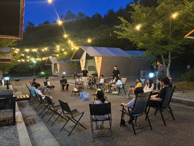 26일 저녁 청송 화목초 학생들은 청송군 산소파크 글램핑 청송오토캠핑장에서