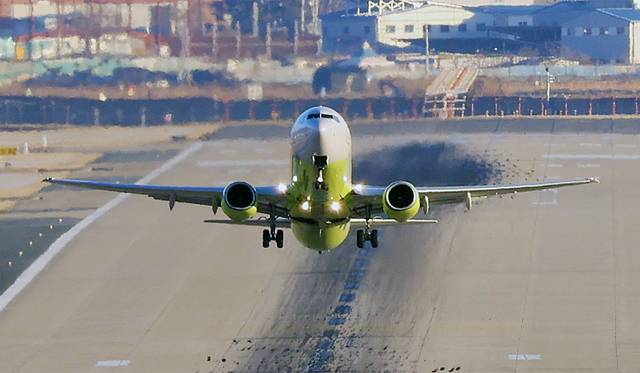 대구경북신공항 사업을 추진 중인 대구시가 재원 확보에 어려움을 겪고 있다. 대구시는 광주시와 협력해 대구 군 공항 이전 등 TK신공항 건설사업이 국정과제에 반영되도록 행정력을 집중할 방침이다. 사진은 한 민항기가 대구국제공항에서 이륙하고 있는 모습. 대구일보DB