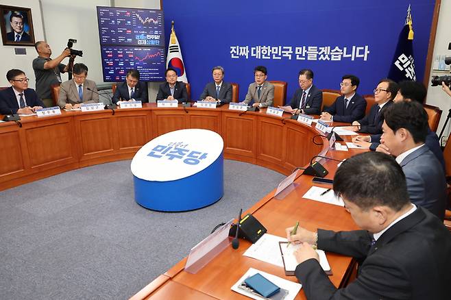 더불어민주당 진성준 정책위의장이 30일 서울 여의도 국회에서 상법 개정안 추진과 관련해 경제계 의견을 수렴하기 위해 경제6단체 부회장단과 간담회를 하고 있다. 이날 간담회에는 박일준 대한상공회의소 상근부회장, 김창범 한국경제인협회 상근부회장, 이동근 한국경영자총협회 상근부회장, 장석민 한국무역협회 전무, 오기웅 중소기업중앙회 상근부회장, 이호준 한국중견기업연합회 상근부회장, 정우영 한국상장사협회 부회장 등이 참석했다. 연합뉴스