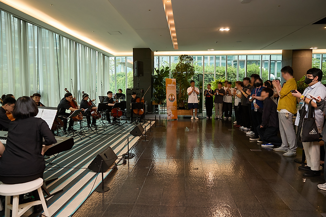 네오플 장애인 첼로 연주단 ‘앙상블힐’ 공연(제공=넥슨).