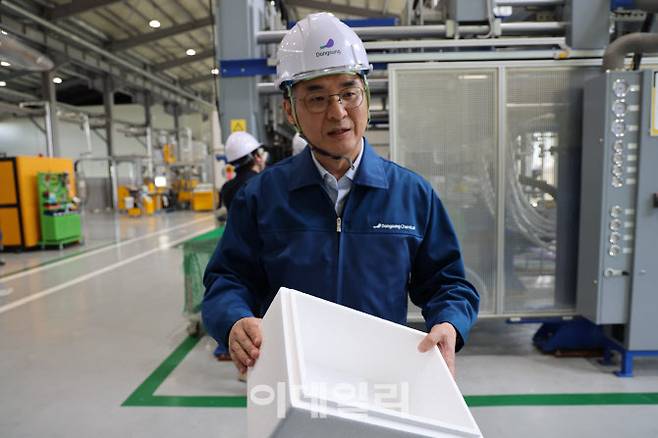 국내 최초 컴포스터블 비드폼에 대해 설명하고 있는 김근모 동성케미컬 바이오플라스틱 사업부 상무