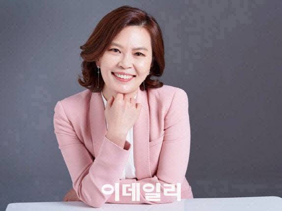 양소영 법무법인 숭인 대표 변호사. △24년 가사변호사 △한국여성변호사회 부회장 △사단법인 칸나희망서포터즈 대표 △전 대한변협 공보이사 △‘인생은 초콜릿’ 에세이, ‘상속을 잘 해야 집안이 산다’ 저자 △YTN 라디오 ‘양소영변호사의 상담소’ 진행 △EBS 라디오 ‘양소영의 오천만의 변호인’ 진행 △MBN 한 번쯤 이혼할 결심, KBS 무엇이든 물어보세요