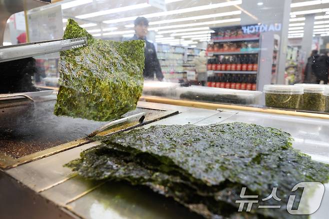 14일 서울의 한 대형마트에서 직원이 김을 굽고 있다.. 2025.1.14/뉴스1 ⓒ News1 신웅수 기자