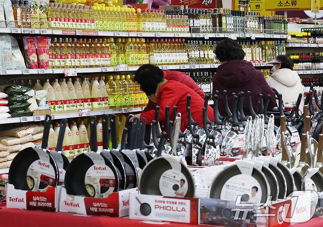 환율 급등 등의 영향으로 수입제품 가격 수준이 석달째 상승세를 보인 가운데 16일 서울 한 대형마트에서 시민들이 가공 식품류를 살펴보고 있다. 2025.1.16/뉴스1 ⓒ News1 송원영 기자