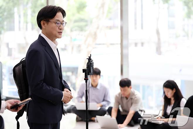 이재명 정부 초대 산업통상자원부 장관에 지명된 김정관 후보자(두산 에너빌리티 사장)가 30일 오전 서울 강남구 한국기술센터에 마련된 인사청문회 준비단 사무실로 출근하며 지명 소감을 밝히고 있다. 2025.6.30/뉴스1 ⓒ News1 오대일 기자