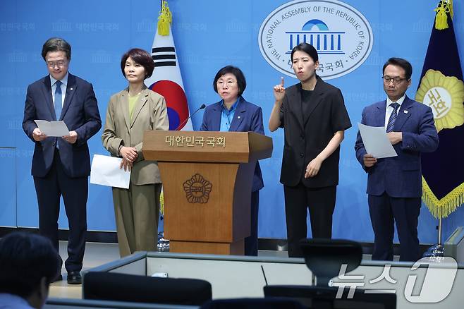 김민석 국무총리 후보자 인사청문특별위원회 소속 더불어민주당 채현일, 한정애, 김현, 박선원 의원이 30일 서울 여의도 국회 소통관에서 국민의힘이 김 후보자에 대해 '6억 허위 현수막 게첩' 등 조직적으로 허위사실을 유포하고 있다며 고발 기자회견을 하고 있다. 2025.6.30/뉴스1 ⓒ News1 안은나 기자