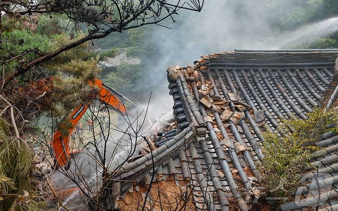 30일 서울 성북구에 있는 문화유산 ‘성북동 별서’에서 화재가 발생해 소방 당국이 진화를 하고 있다. (공동취재) 2025.6.30/뉴스1 ⓒ News1 이동해 기자
