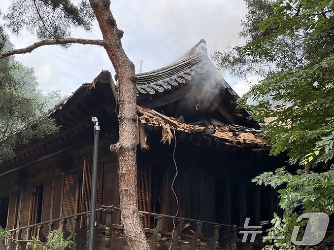 30일 서울 성북구 소재 문화유산인 '성북동 별서(성락원)'에 화재가 발생해 연기가 피어오르고 있다. 2025.6.30/뉴스1 ⓒ News1 김형준 기자