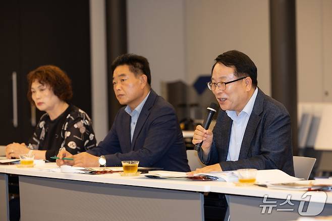 정헌율 전북 익산시장이 30일 일본 나라문화재연구소에서 모토나카 마코토 소장을 만나 세계유산의 복원정비 방안에 대한 간담회를 갖고 있다.(익산시 제공. 재판매 및 DB금지)