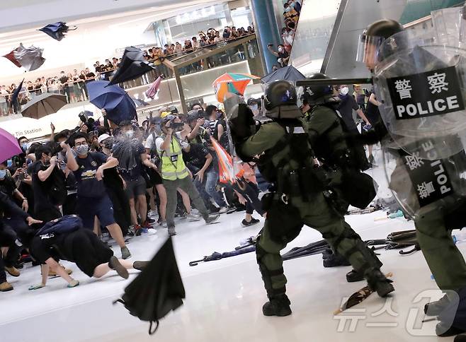 2019년 홍콩에서 열린 시위를 진압하기 위해 경찰이 쇼핑몰 안에서 후추 스프레이를 사용해 민주화 운동가들을 해산시키고 있는 모습. ⓒ 로이터=뉴스1 ⓒ News1 신은빈 기자